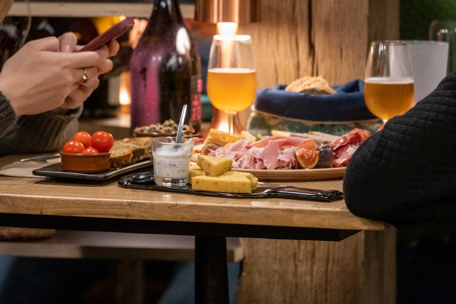 Un couple dégustant, une planche de charcuterie Photographe à NANTES