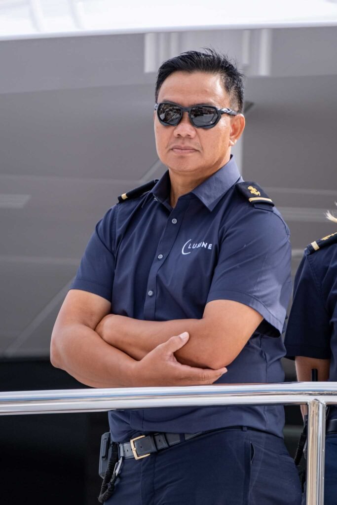 Photo corporate d'un marin sur un yacht de luxe