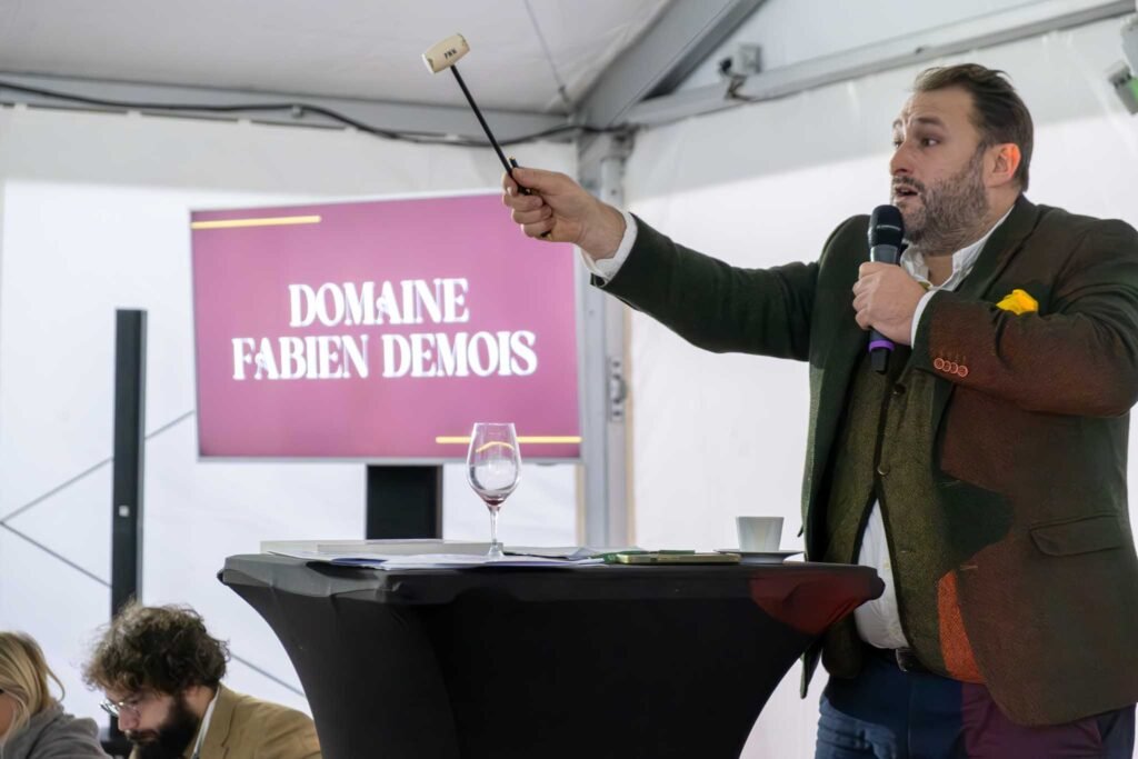 Photo d'un homme, tenant un marteau pendant les enchères à Couëron