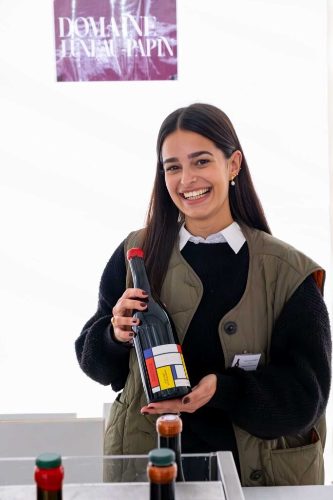 Une vendeuse de vin, avec un grand sourire à la Roche-sur-Yon