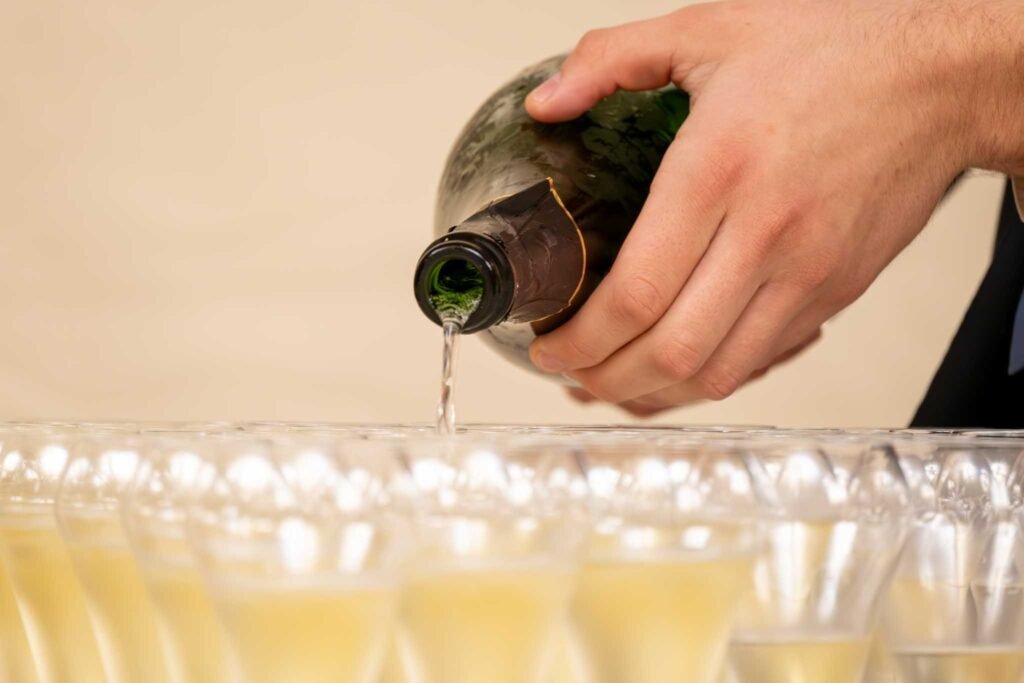Une bouteille de champagne se déversant dans des verres à Rennes