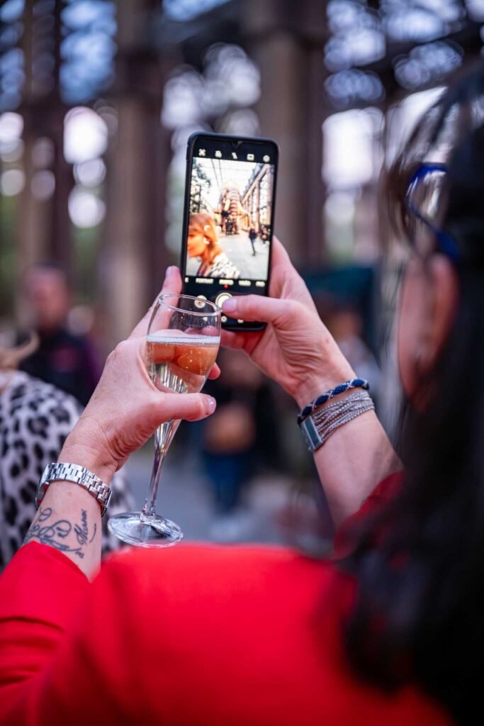 Photographe événementiel capturant un moment clé lors d’un événement professionnel sous les Nefs