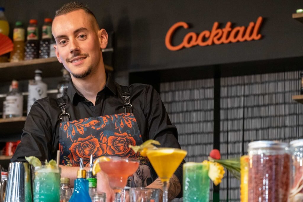 Photographie Barman avec un cocktail