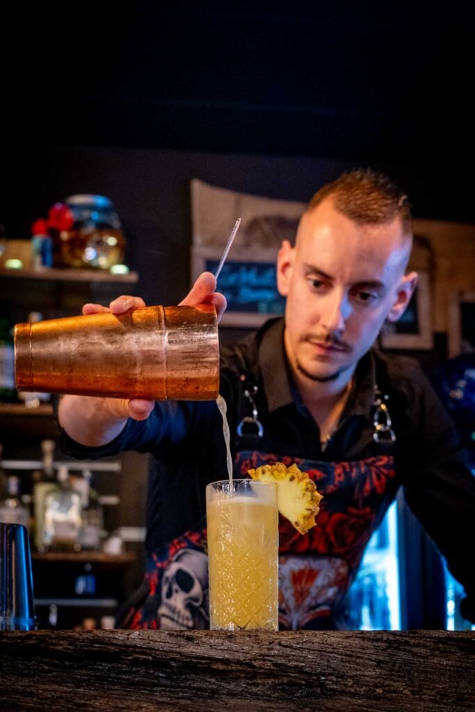 Photographie Barman avec un cocktail