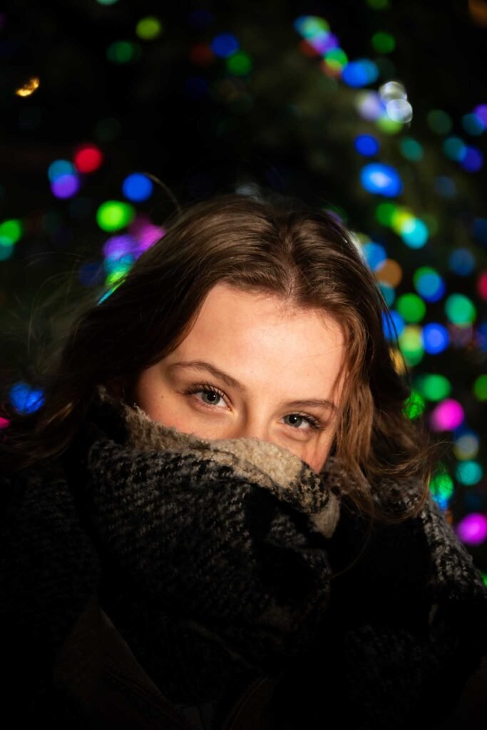 Shooting Modèle avec illumination de Noel en arrière plan