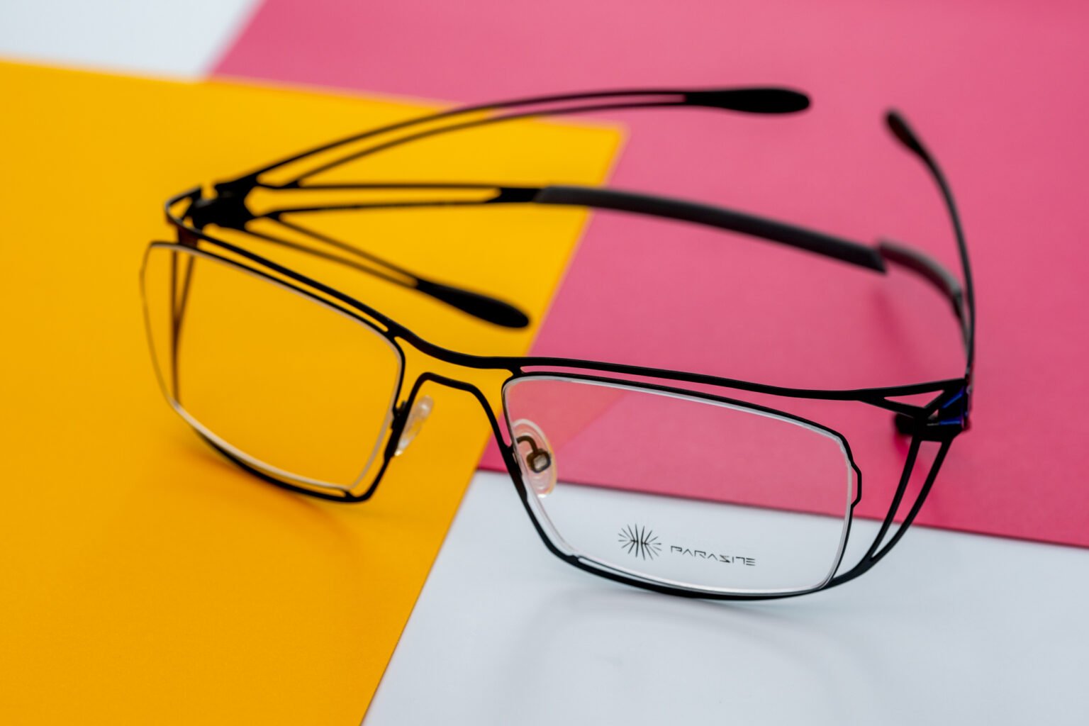 Une Paire de lunette sur un fond coloré