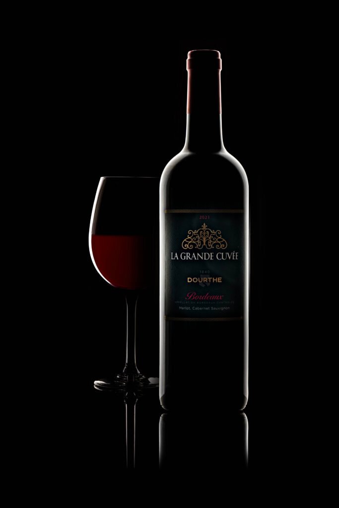 Bouteille de vin avec un verre