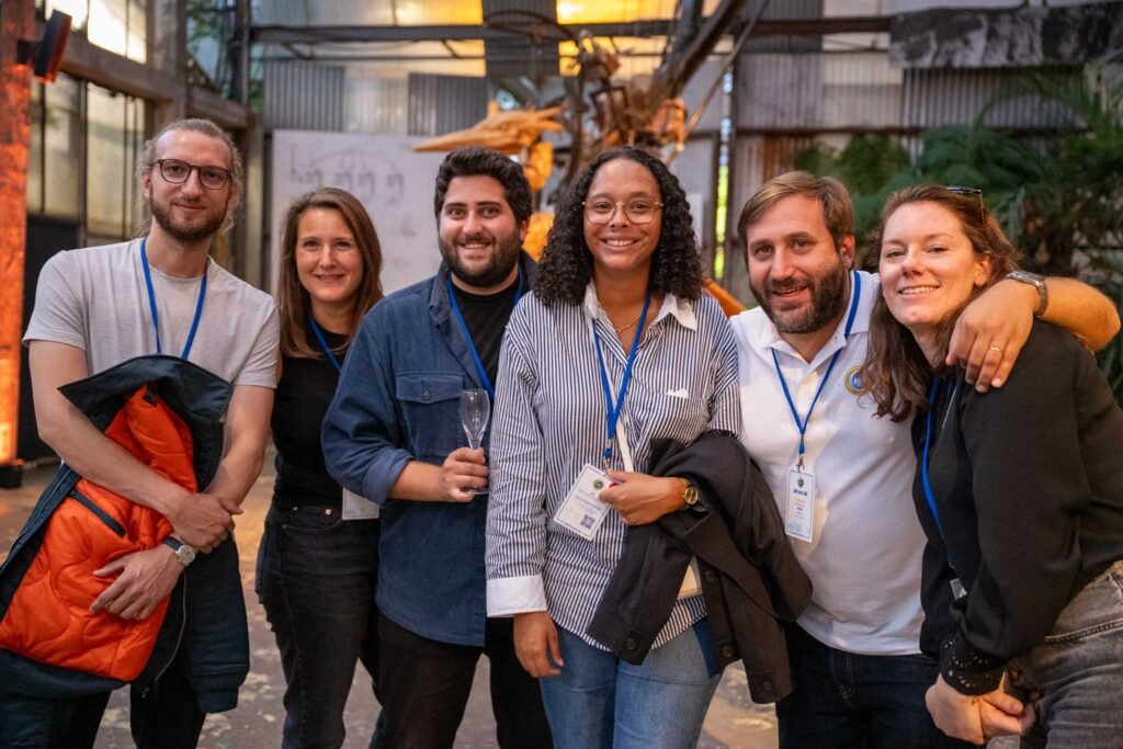 Photographe événementiel capturant un moment clé lors d’un événement professionnel sous les Nefs
