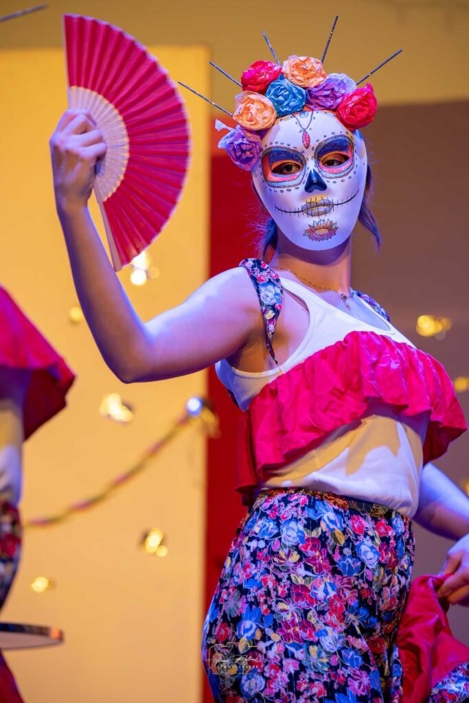 Costumes colorés et détaillés du spectacle Les Varièt’s, photographiés lors du reportage événementiel