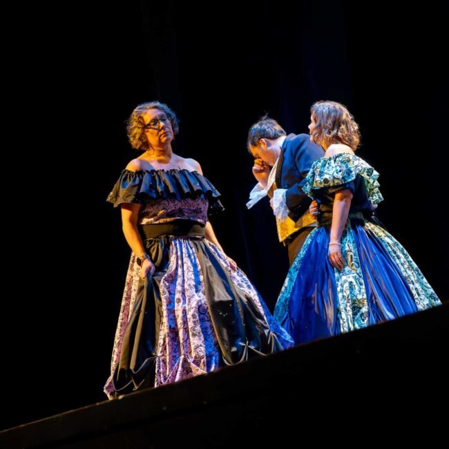 Costumes colorés et détaillés du spectacle Les Varièt’s, photographiés lors du reportage événementiel