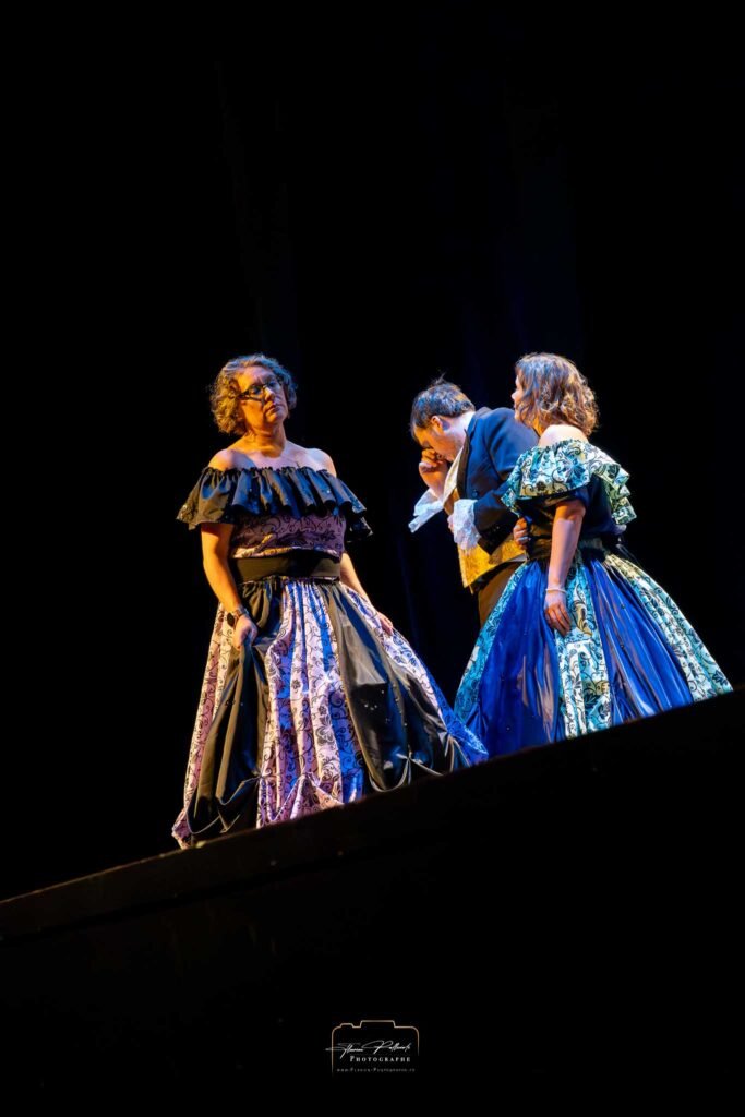 Costumes colorés et détaillés du spectacle Les Varièt’s, photographiés lors du reportage événementiel