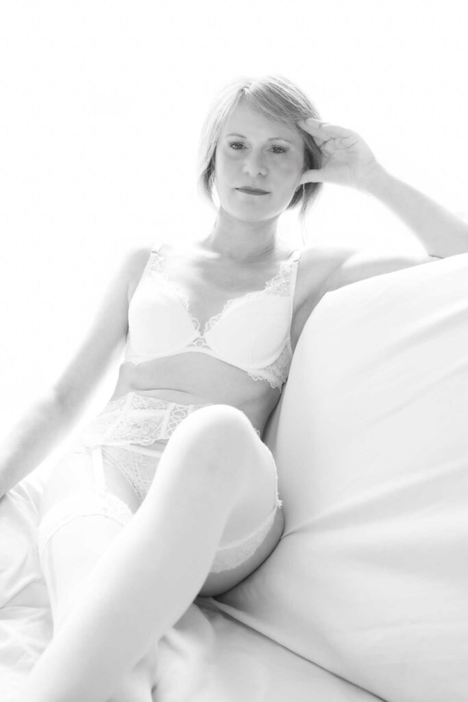 photo boudoir en noir et blanc avec lumière HighKey