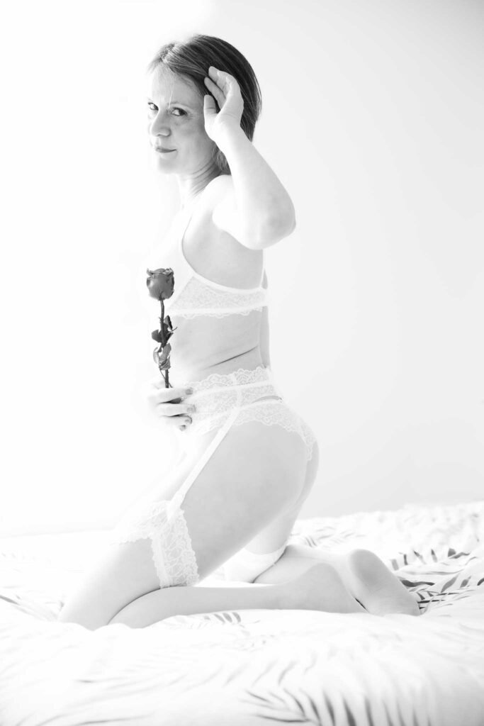 photo boudoir en noir et blanc avec lumière HighKey