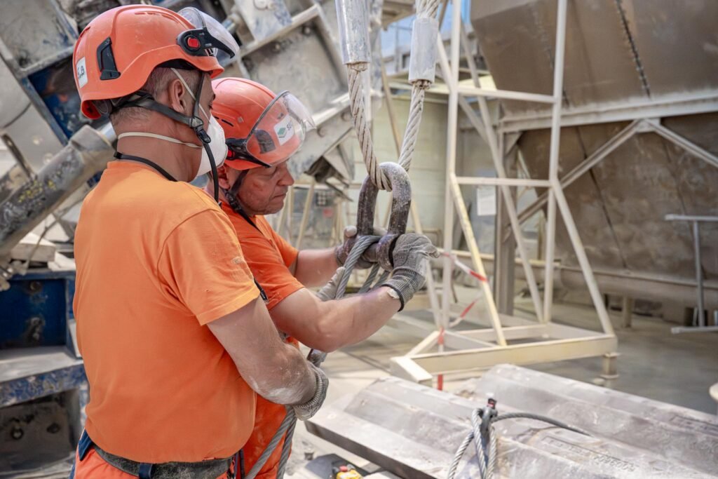 Équipe de professionnels en action sur un site d’extraction
