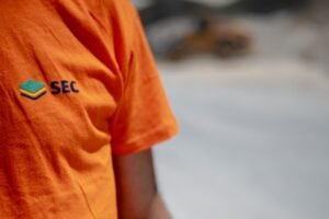 Ouvrier en tenue de sécurité sur un chantier dans une carrière à Nice
