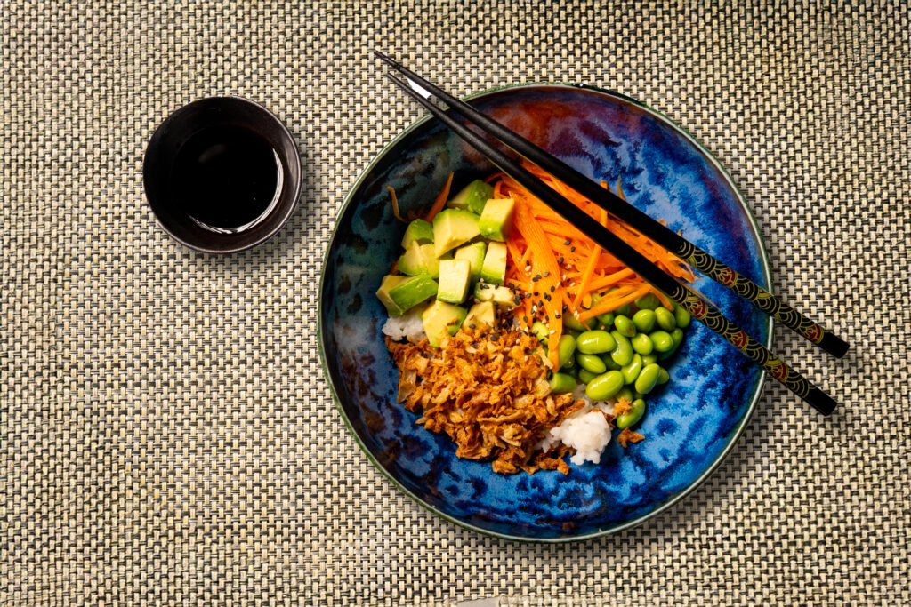 mise en situation de plat asiatique à emporter sur set de table