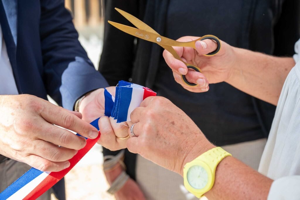 Cérémonie de coupe de ruban par les élus à Angers