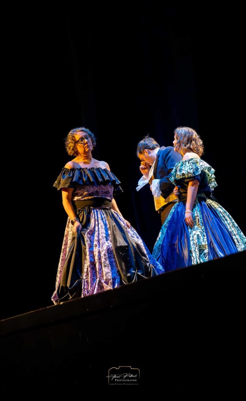 Costumes colorés et détaillés du spectacle Les Varièt’s, photographiés lors du reportage événementiel