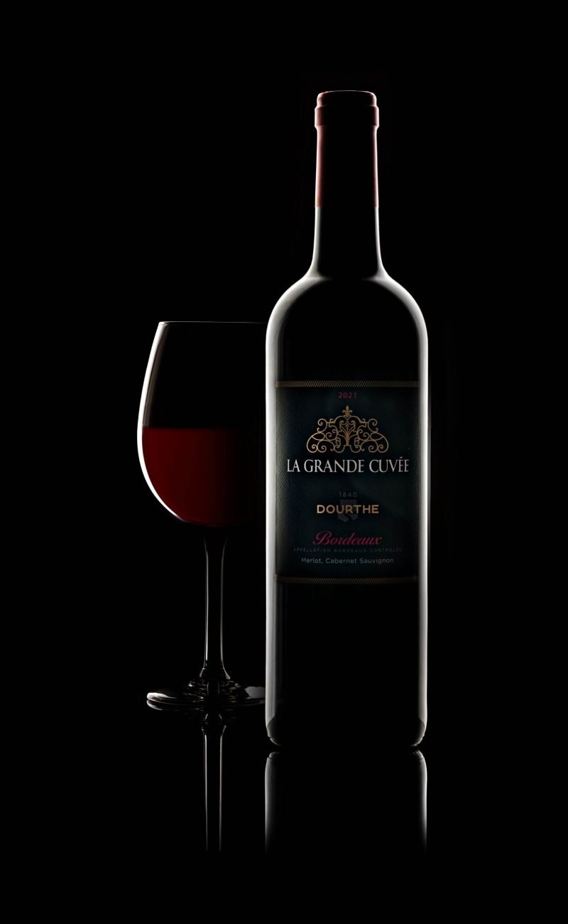 Bouteille de vin avec un verre