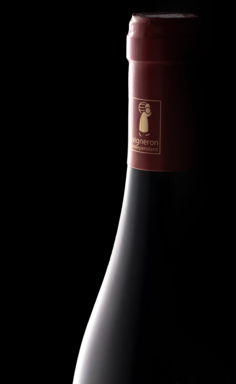 Photographie de collerette sur un bouteille de vin