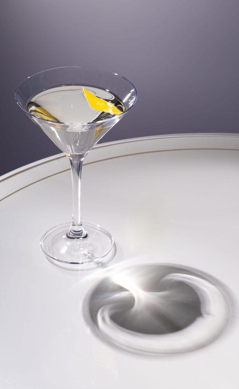 Martini posé sur une table et son reflet