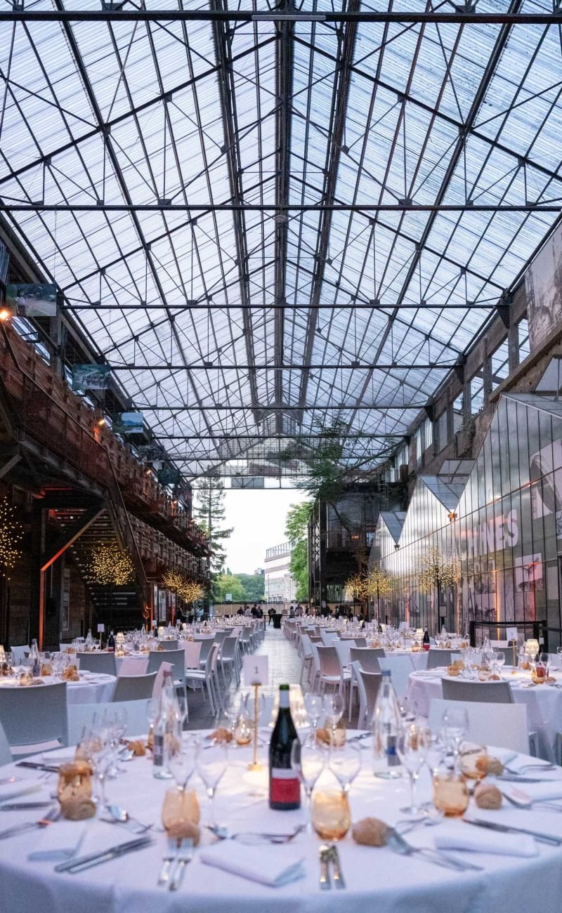 Photographe événementiel capturant un moment clé lors d’un événement professionnel sous les Nefs